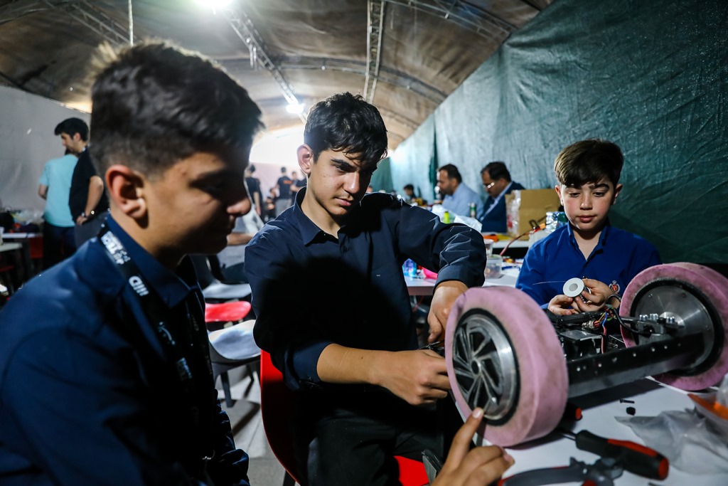 معارك الروبوتات الطلابية تشعل روح الابتكار لدى الشباب في أولمبياد التكنولوجيا 2025